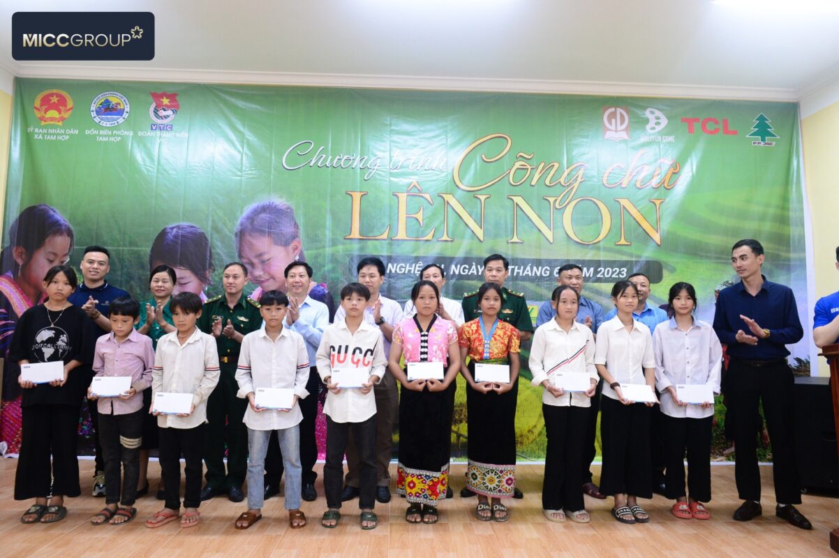 Micc Group trao học bổng tại chương trinh Cõng chữ lên non